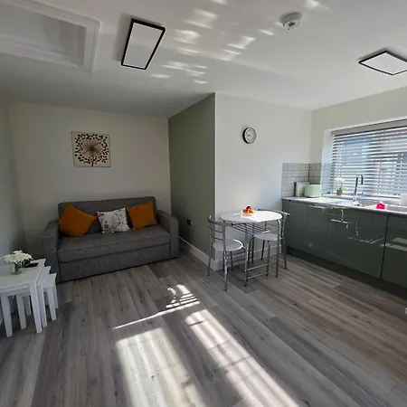 Apartment Modern Converted Garage In Private Garden Setting In Kingswood *