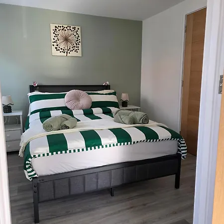 Modern Converted Garage In Private Garden Setting In Kingswood * Bristol