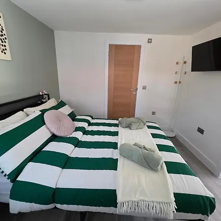Modern Converted Garage In Private Garden Setting In Kingswood Apartment *