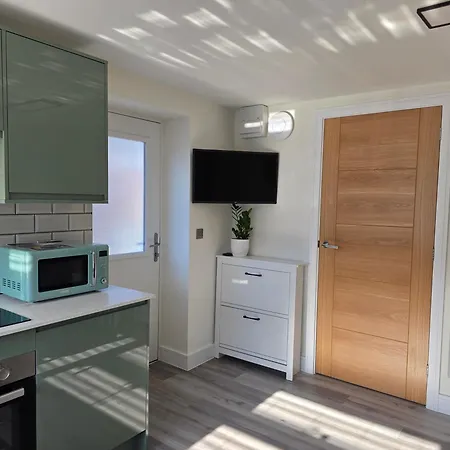 Apartment Modern Converted Garage In Private Garden Setting In Kingswood *