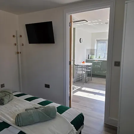 Modern Converted Garage In Private Garden Setting In Kingswood *