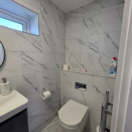 Modern Converted Garage In Private Garden Setting In Kingswood Apartment Bristol
