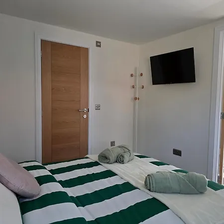 Modern Converted Garage In Private Garden Setting In Kingswood Apartment Bristol