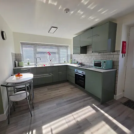 Modern Converted Garage In Private Garden Setting In Kingswood Бристоль