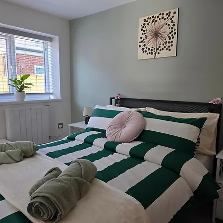 Apartment Modern Converted Garage In Private Garden Setting In Kingswood