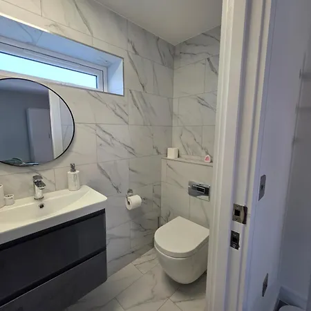 Modern Converted Garage In Private Garden Setting In Kingswood Bristol