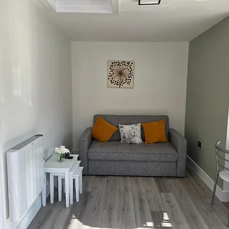 Modern Converted Garage In Private Garden Setting In Kingswood Апартаменты Бристоль