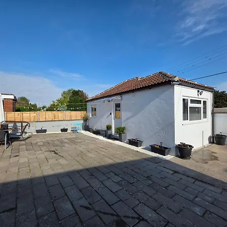 Apartment Modern Converted Garage In Private Garden Setting In Kingswood Bristol
