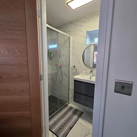 Modern Converted Garage In Private Garden Setting In Kingswood