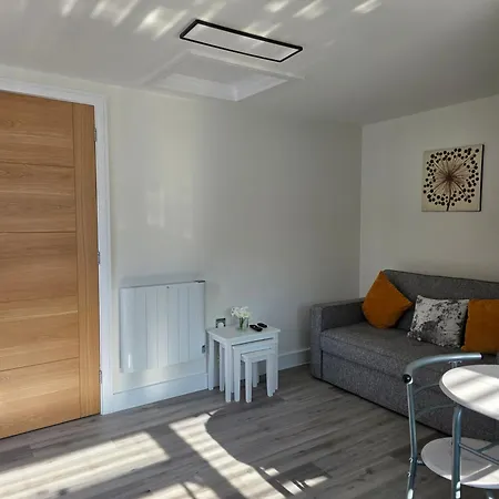 Modern Converted Garage In Private Garden Setting In Kingswood Apartment Bristol