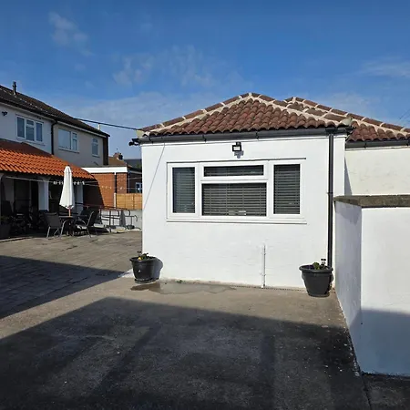 Modern Converted Garage In Private Garden Setting In Kingswood Bristol
