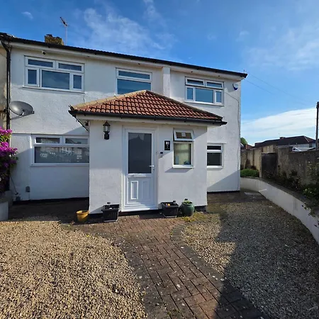 Modern Converted Garage In Private Garden Setting In Kingswood * Bristol