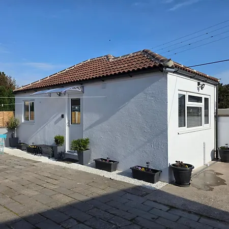 Modern Converted Garage In Private Garden Setting In Kingswood * Bristol