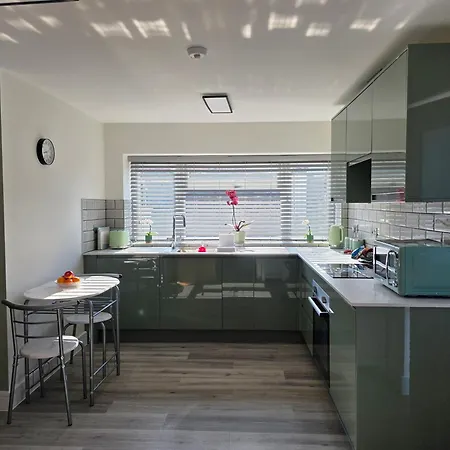 Modern Converted Garage In Private Garden Setting In Kingswood *